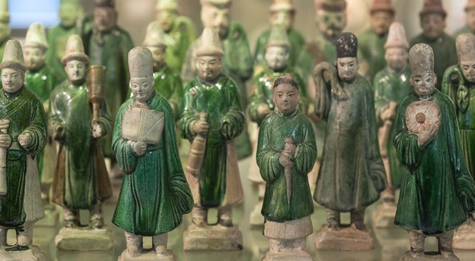 Figurengruppe in der Asien-Ausstellung mit grünen Gewändern