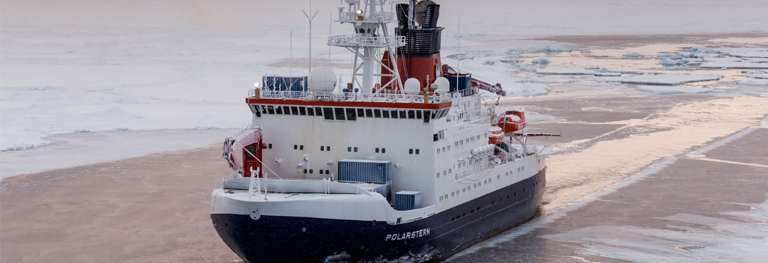 Das deutsche Forschungsschiff Polarstern in der zentralen Arktis (c) Alfred-Wegener-Institut, Mario Hoppmann