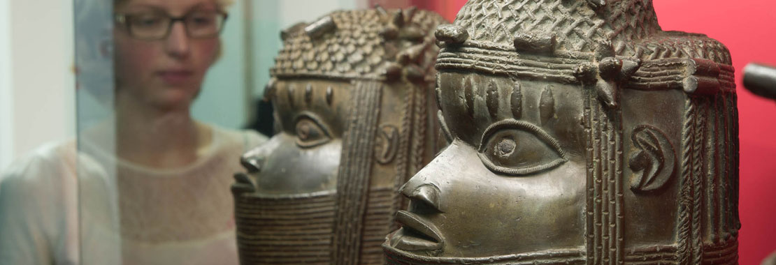 Benin-Bronzen, Skulpturen in Vitrine